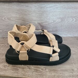 Teva style gap kids sandals tan and black size 2